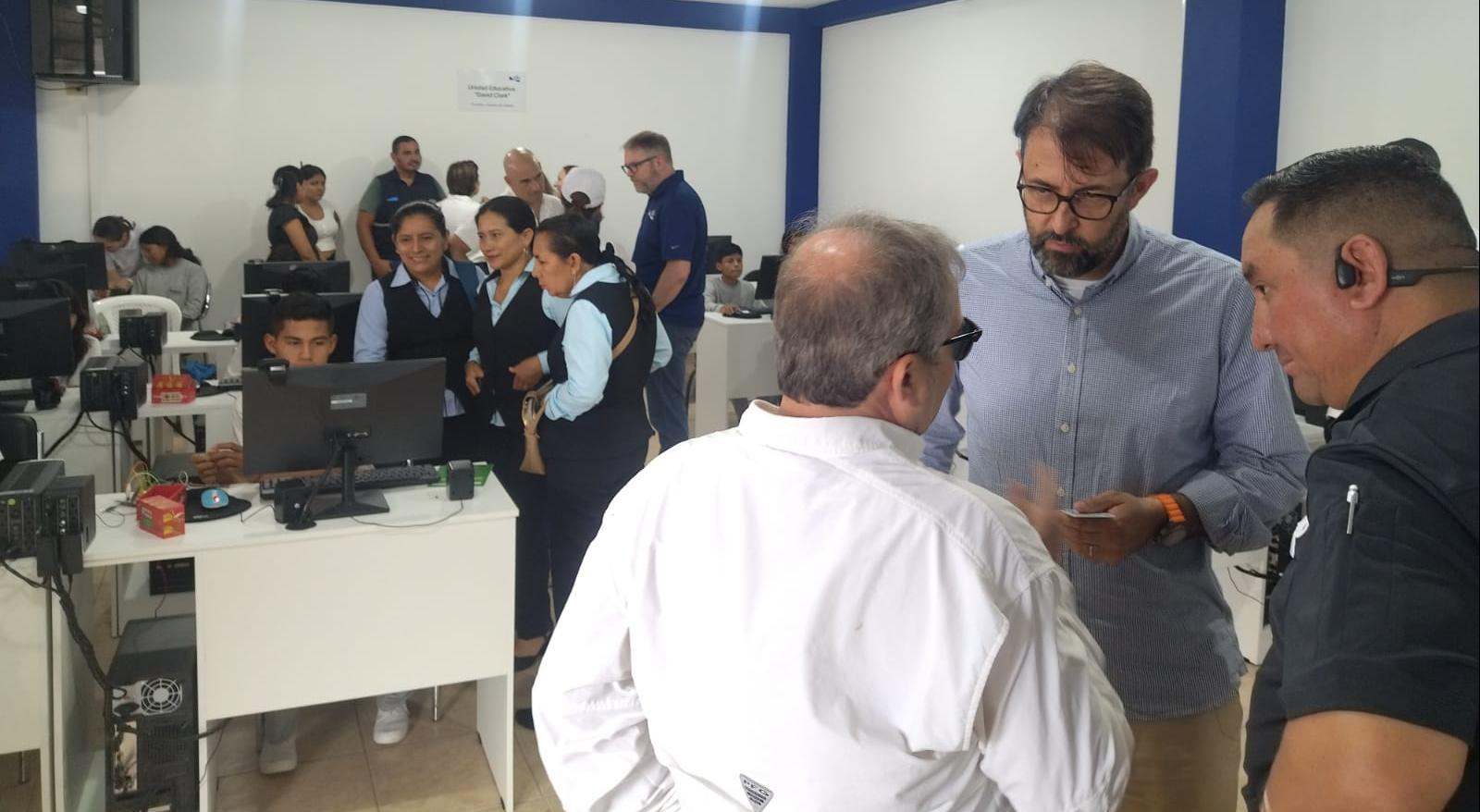 Entrega de Laboratorio de Computación por Parte de Schlumberger